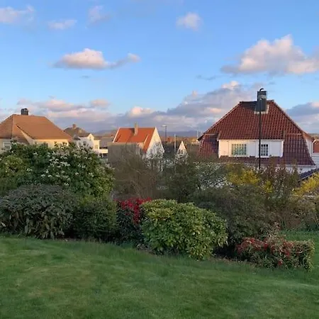 Sentralt Pa Byhaugen, Naer Ons Villa
