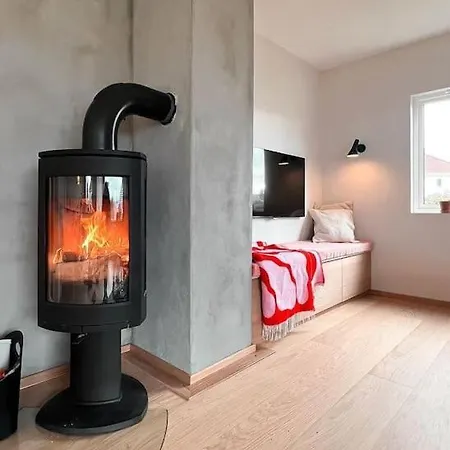 Sentralt Pa Byhaugen, Naer Ons * Stavanger