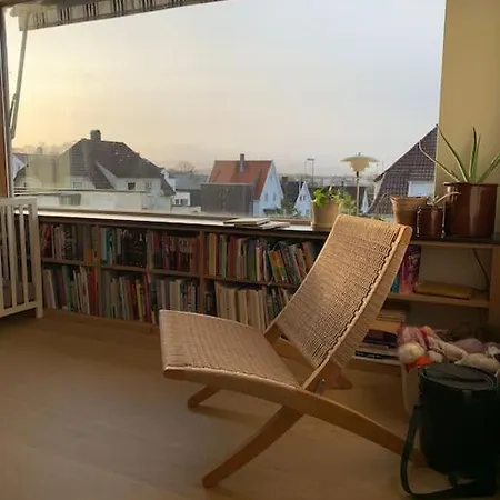 Sentralt Pa Byhaugen, Naer Ons