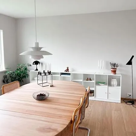 Sentralt Pa Byhaugen, Naer Ons *